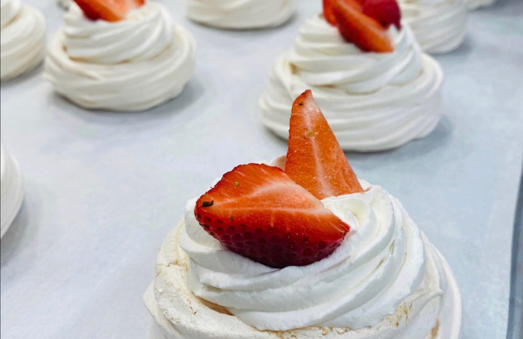How to make Mangia Strawberry Pavlovas at home